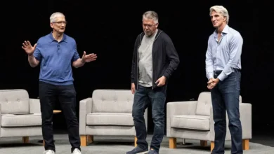 Tim Cook, CEO da Apple Inc., à esquerda, John Giannandrea, vice-presidente sênior de aprendizado de máquina e estratégia de IA da Apple Inc., e Craig Federighi, vice-presidente sênior de engenharia de software da Apple (Bloomberg)