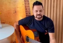Cantor Ray da dupla com Renan se apresentando em show.
