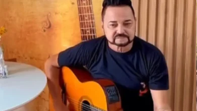 Cantor Ray da dupla com Renan se apresentando em show.