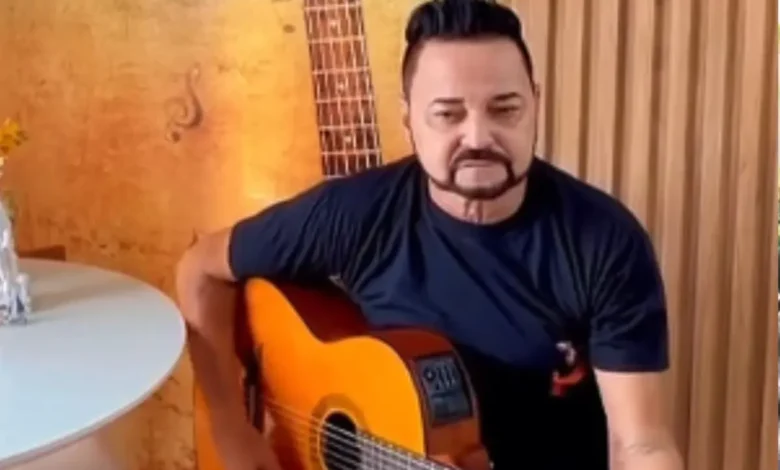 Cantor Ray da dupla com Renan se apresentando em show.