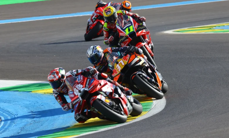 Imagem do evento MotoGP realizado em Goiânia com grande público presente.