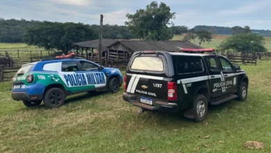 Viaturas da Polícia Civil e Militar estacionadas durante operação.