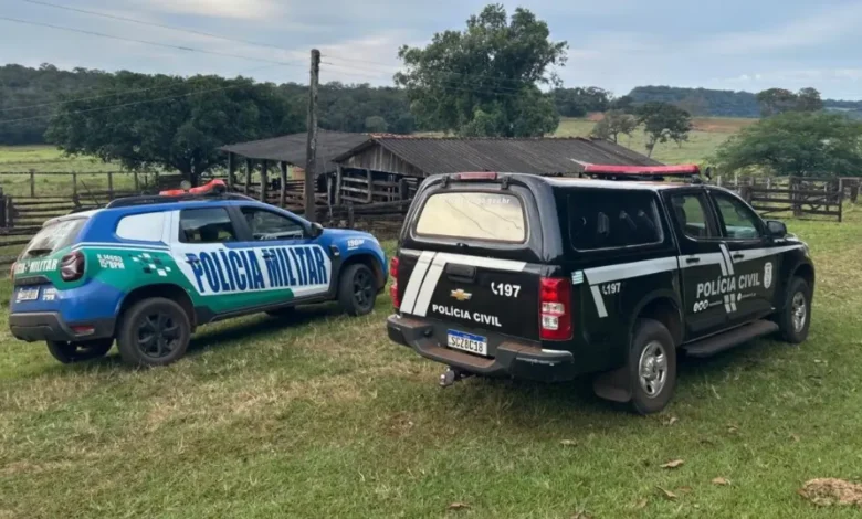 Viaturas da Polícia Civil e Militar estacionadas durante operação.