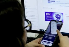 Pessoa preenchendo declaração de Imposto de Renda em computador.