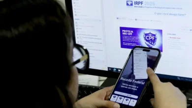 Pessoa preenchendo declaração de Imposto de Renda em computador.