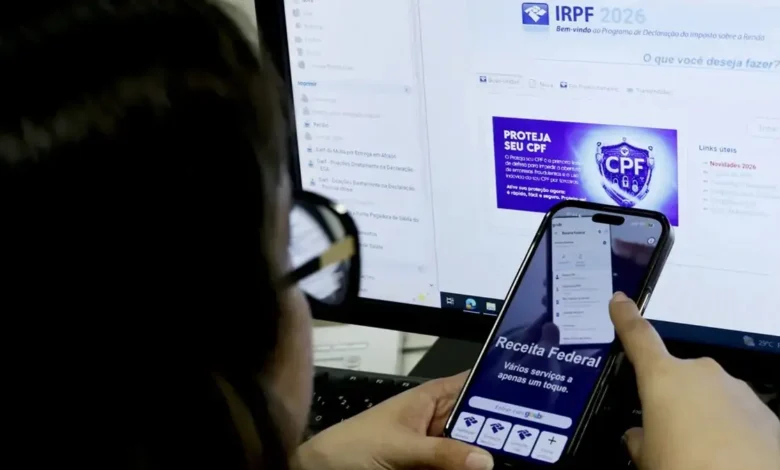 Pessoa preenchendo declaração de Imposto de Renda em computador.