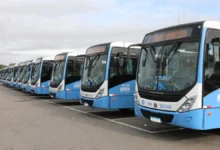 Ônibus da empresa Rápido Araguaia estacionado em garagem.