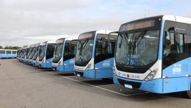 Ônibus da empresa Rápido Araguaia estacionado em garagem.