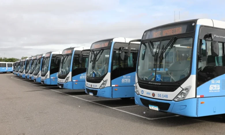 Ônibus da empresa Rápido Araguaia estacionado em garagem.