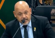 Imagem do vereador Guilherme Gordão durante sessão na Câmara Municipal de Valparaíso.