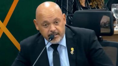 Imagem do vereador Guilherme Gordão durante sessão na Câmara Municipal de Valparaíso.