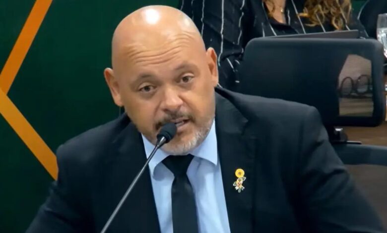 Imagem do vereador Guilherme Gordão durante sessão na Câmara Municipal de Valparaíso.