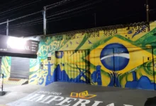 Calçada decorada com cores da bandeira brasileira em Goiânia.