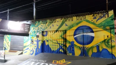 Calçada decorada com cores da bandeira brasileira em Goiânia.