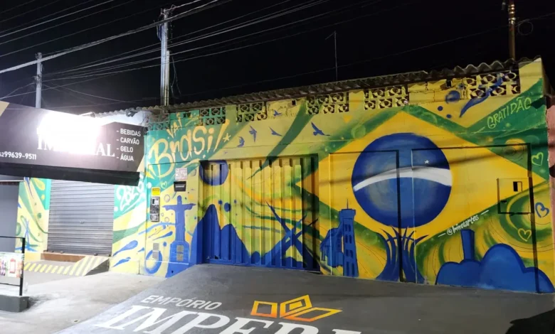 Calçada decorada com cores da bandeira brasileira em Goiânia.