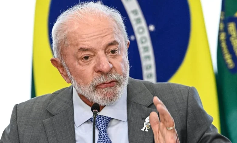 Presidente Lula discursando em evento.