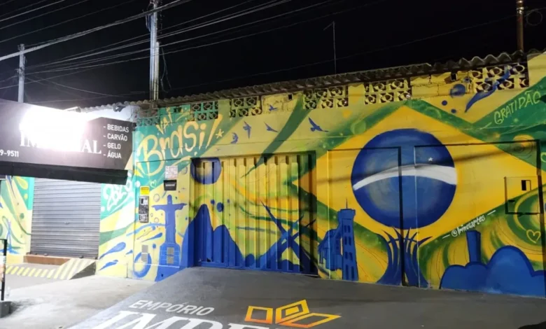 Calçadas decoradas com cores verde e amarela em Goiânia para a Copa do Mundo.