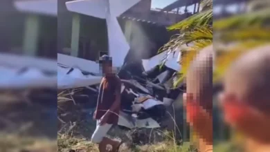 Resgate em Nova Iguaçu após queda de avião sobre residência.