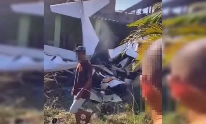 Resgate em Nova Iguaçu após queda de avião sobre residência.