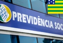 Símbolo do INSS em frente a uma agência.