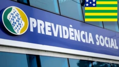 Símbolo do INSS em frente a uma agência.