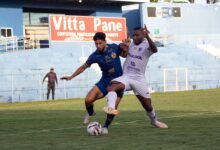 Jogadores da Aparecidense em ação durante partida contra o Primavera no Estádio Anníbal Batista de Toledo.