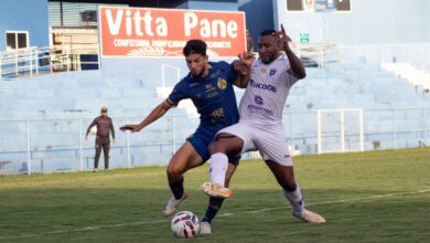 Jogadores da Aparecidense em ação durante partida contra o Primavera no Estádio Anníbal Batista de Toledo.