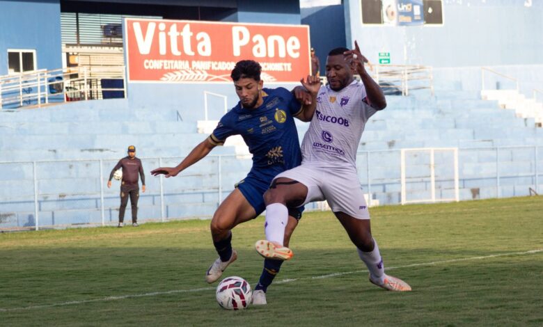 Jogadores da Aparecidense em ação durante partida contra o Primavera no Estádio Anníbal Batista de Toledo.