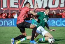 Jogadores de Atlético-GO e Goiás disputam a bola em campo.