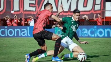 Jogadores de Atlético-GO e Goiás disputam a bola em campo.