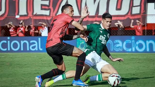 Jogadores de Atlético-GO e Goiás disputam a bola em campo.
