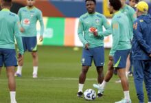 Jogadores da Seleção Brasileira de futebol em campo durante treino.
