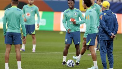 Jogadores da Seleção Brasileira de futebol em campo durante treino.