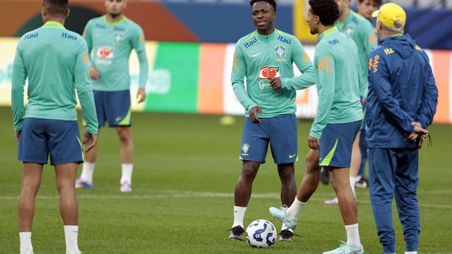 Jogadores da Seleção Brasileira de futebol em campo durante treino.