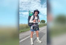 Fábio Santos caminhando em estrada rumo ao Alasca.