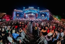 Banda Raça Negra se apresentando em um palco iluminado.