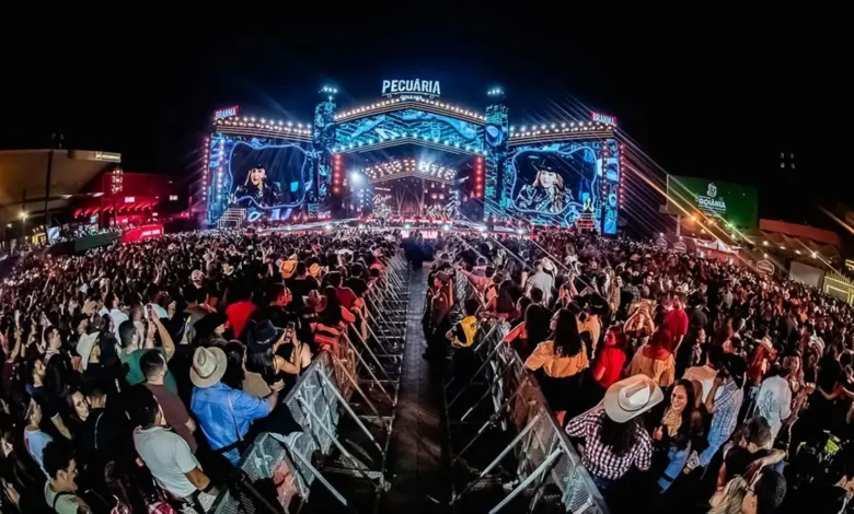 Banda Raça Negra se apresentando em um palco iluminado.