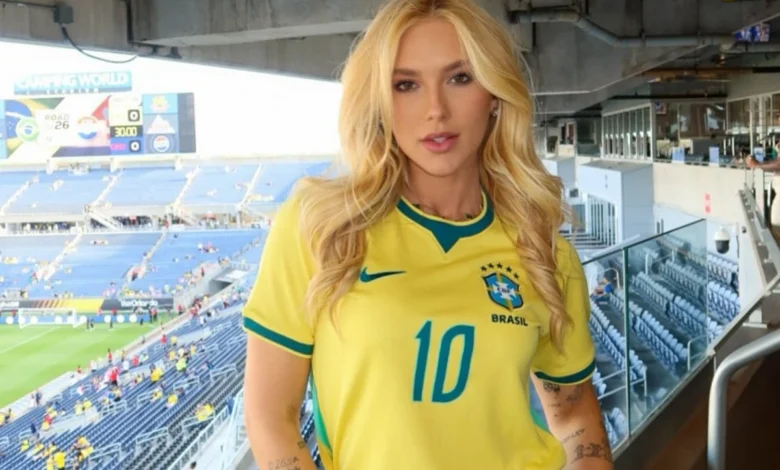 Virginia Fonseca no estádio do Maracanã durante jogo do Brasil.