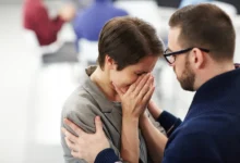 Pessoa recebendo apoio emocional durante uma crise de ansiedade.