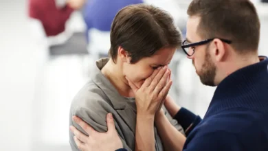 Pessoa recebendo apoio emocional durante uma crise de ansiedade.