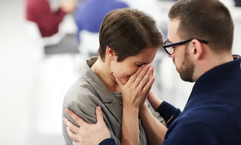 Pessoa recebendo apoio emocional durante uma crise de ansiedade.