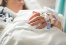 Paciente em hospital recebendo tratamento oncológico.