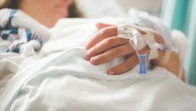 Paciente em hospital recebendo tratamento oncológico.