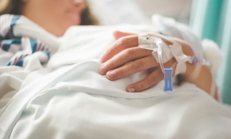 Paciente em hospital recebendo tratamento oncológico.