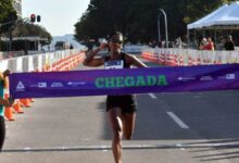 Atleta correndo ao ar livre, representando a prática de exercícios físicos.
