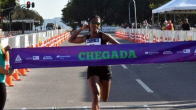 Atleta correndo ao ar livre, representando a prática de exercícios físicos.
