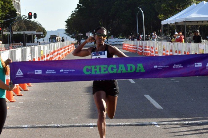Atleta correndo ao ar livre, representando a prática de exercícios físicos.