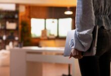 Trabalhadores em um ambiente de escritório discutindo planos de carreira.