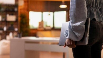Trabalhadores em um ambiente de escritório discutindo planos de carreira.