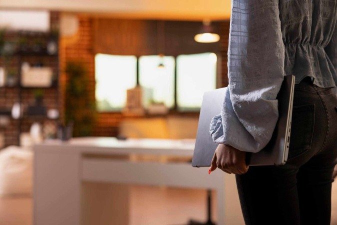 Trabalhadores em um ambiente de escritório discutindo planos de carreira.